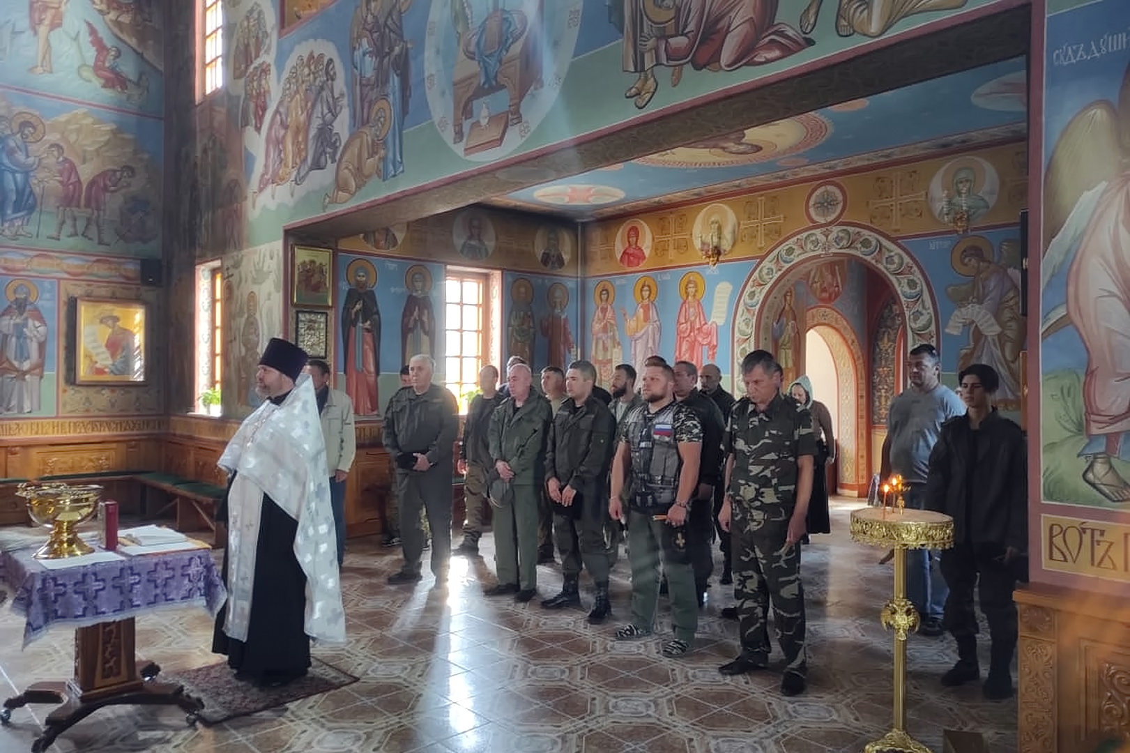 Священник благословил добровольцев