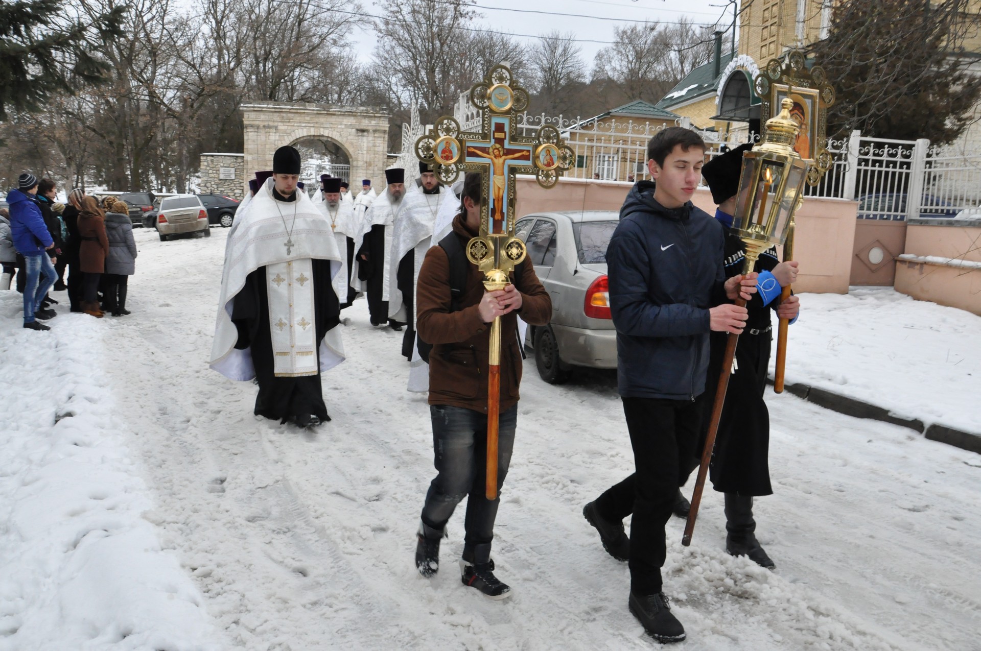 Всякий город или дом, разделившийся сам в себе, не устоит