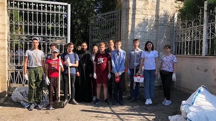 Православная молодежь Пятигорска вышла на субботник в некрополе