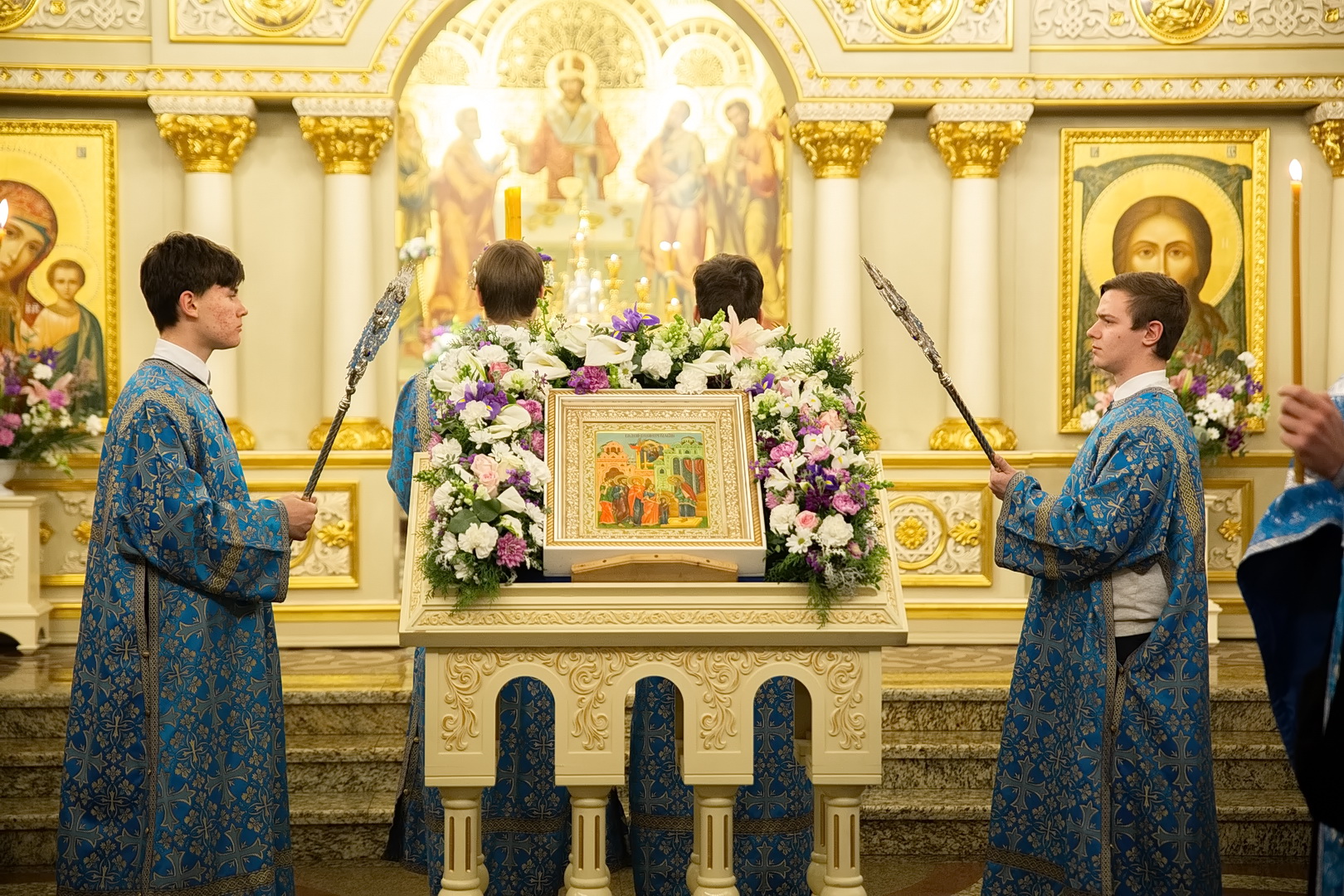 введение во храм католическое богослужение. облачение в храме на введение. праздник 04 декабря церковь. введение во храм пресвятой богослужение. введение во храм икона на аналое.