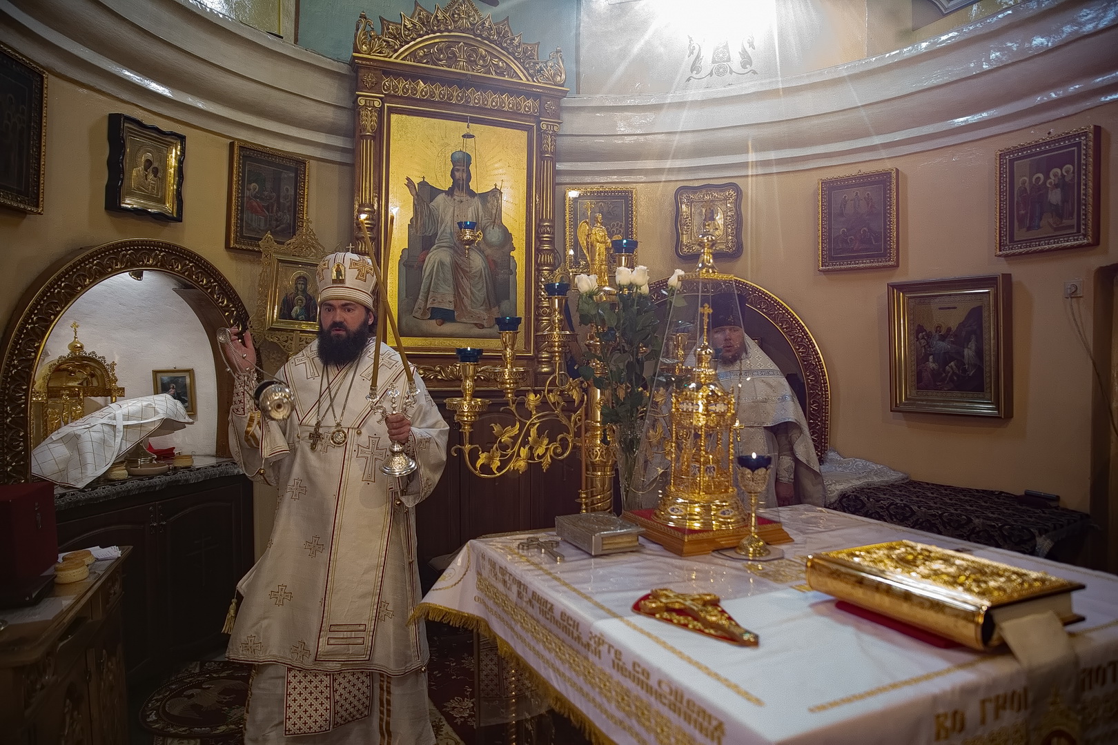 Пятигорск храм лазаря. Храм Николая Чудотворца в Лазаревском. Лазаревский храм Пятигорск. Лазаревская Церковь Пятигорск внутри. Вологодский Лазаревский храм внутри.