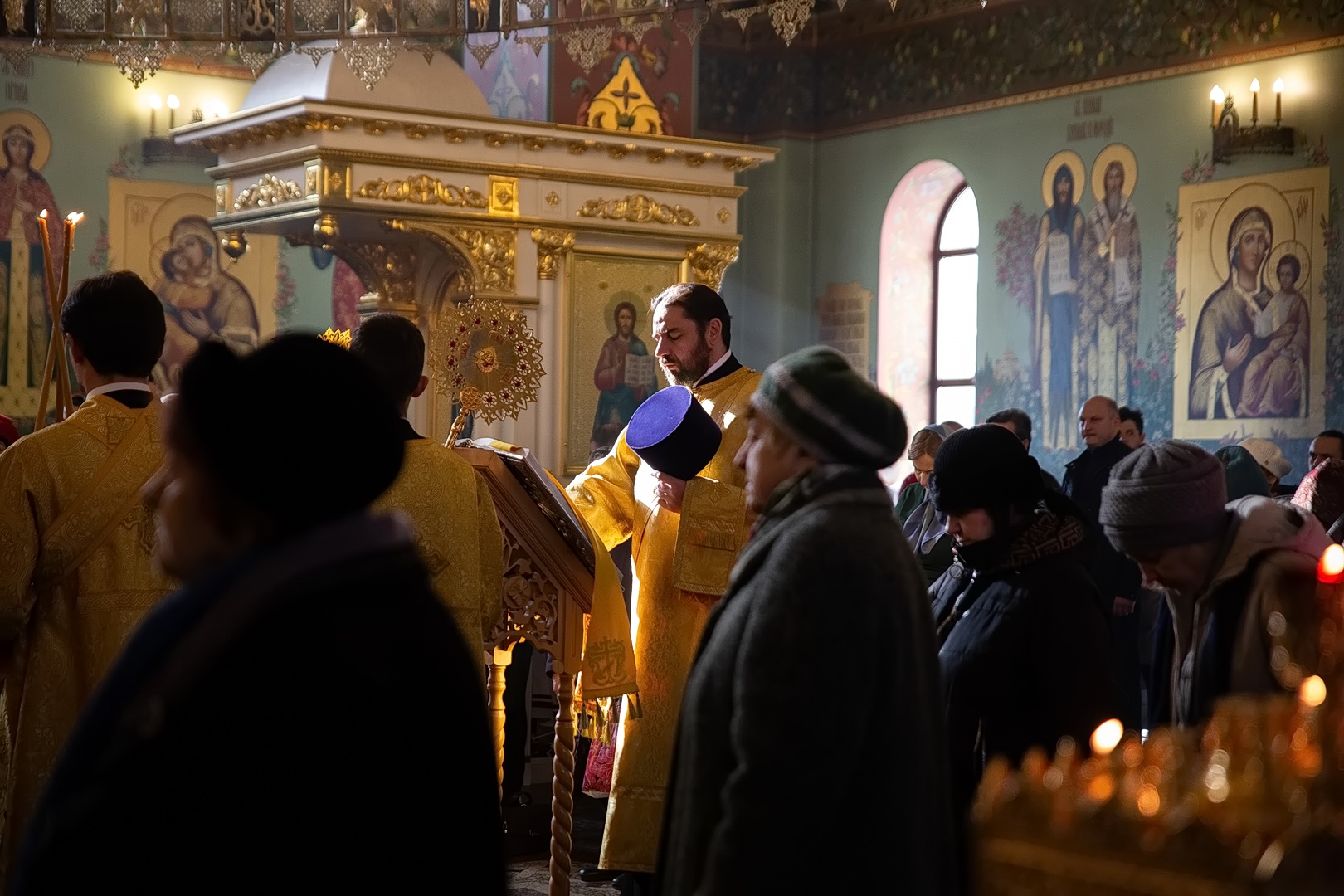 Воскресная литургия с пояснениями. Воскресное богослужение. Архиепископ Феофилакт. Воскресное богослужение евангелисты. Литургия слушать.