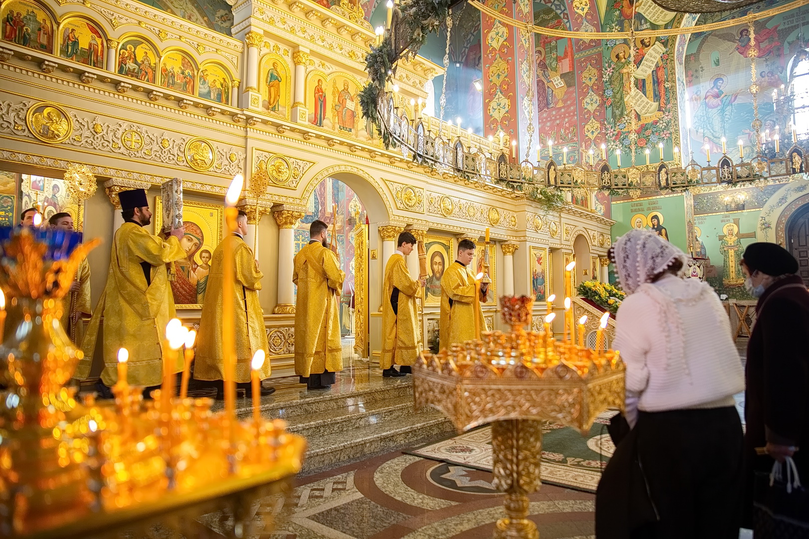 Храмы пятигорска расписание. Спасский кафедральный собор Пятигорск. Спасский собор Пятигорск интерьер. Спасский кафедральный собор Пятигорска Патриарх. Спасский собор Пятигорск внутри.