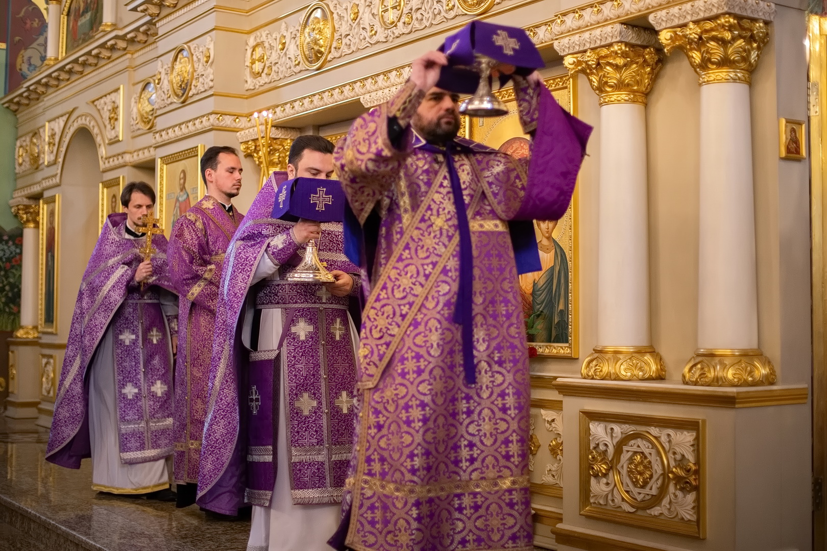 Воскресная литургия с пояснениями. Литургию в Спасском соборе. Архиепископ Феофилакт. Воскресная литургия.