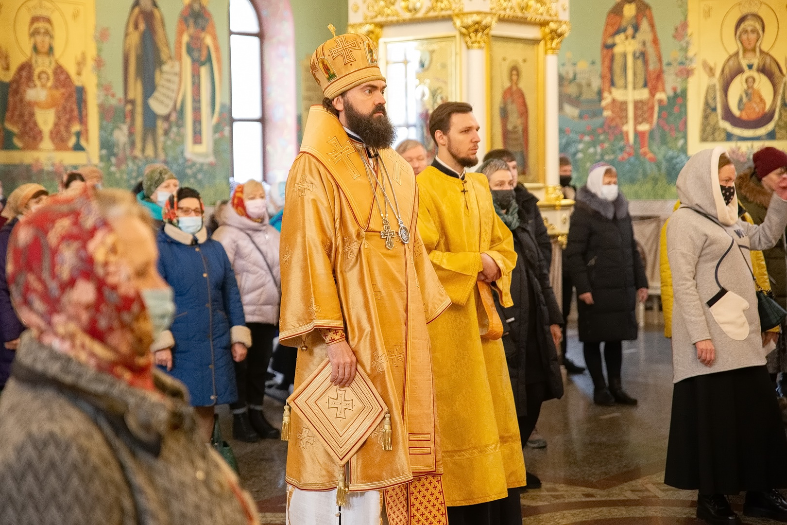 Храмы пятигорска расписание. Пятигорск Спасский храм Феофилакт. Настоятель Спасского собора в Пятигорске. Спасский кафедральный собор в Пятигорске прямая трансляция. Спасский кафедральный собор Пятигорска молодежь служба.