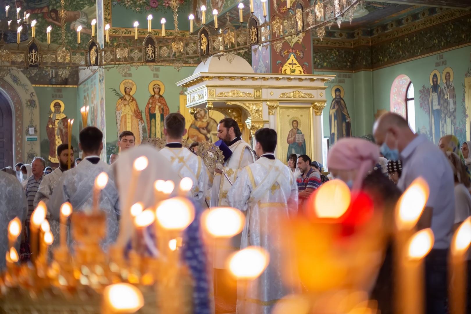 Богослужение воскресного дня. Литургию в Спасском соборе. Воскресное богослужение. Воскресенье богослужение. Воскресное богослужения картинки.