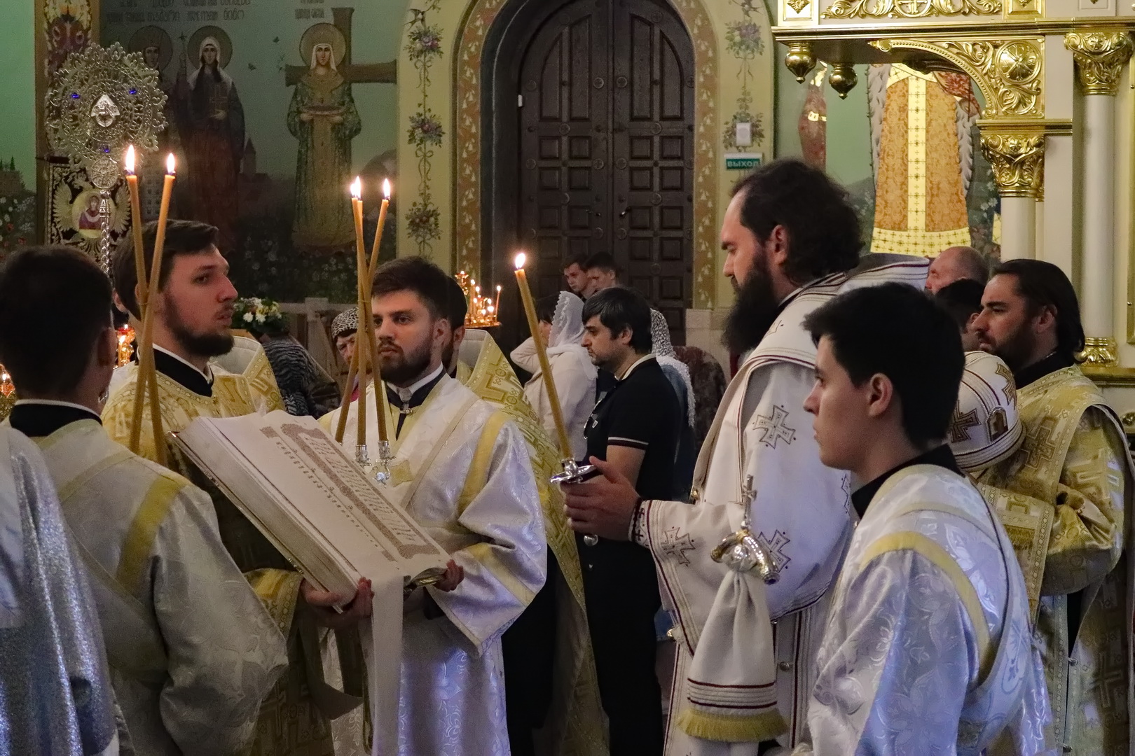 настоятель спасского собора в пятигорске. настоятель спасского собора в пятигорске. протоиерей олег симанович пятигорск. иконостас спасский собор пятигорск. владимирский собор притвор.