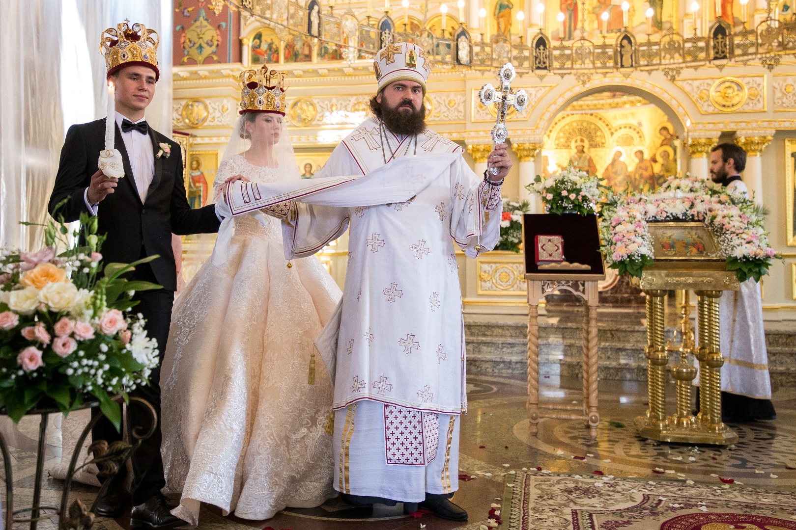 Венчание православие. Православная семья венчание. Таинство венчания в православной церкви. Венчание фотосессия. Церемония венчания.