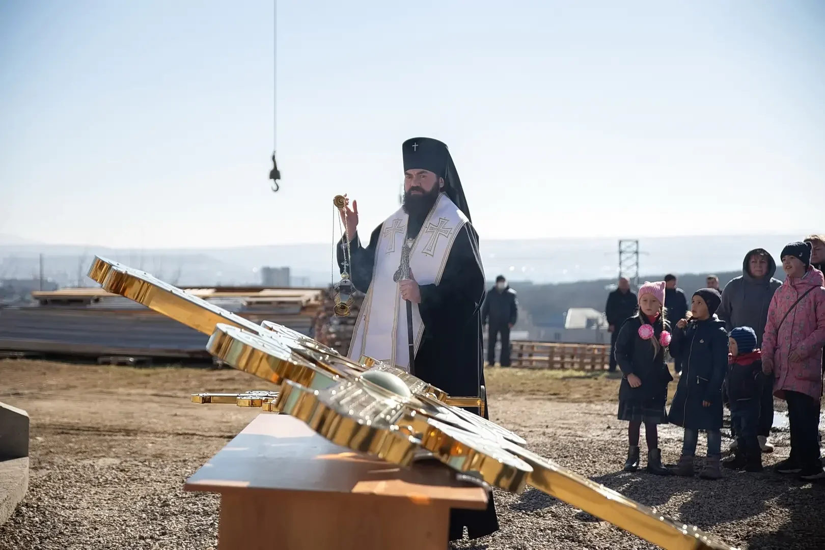 В городе Ессентуки водрузили крест на строящийся храм