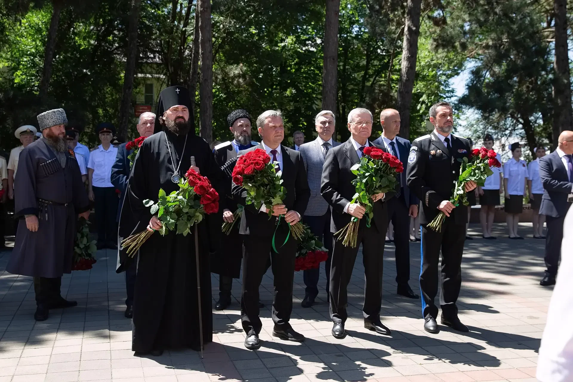 Архиепископ Феофилакт возложил цветы к мемориалу памяти в Пятигорске