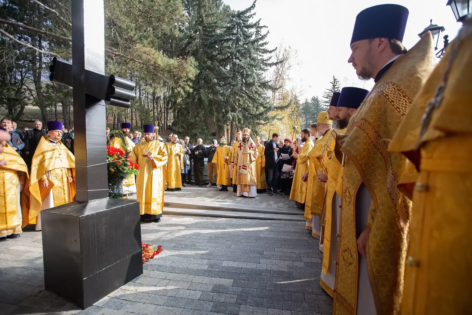 У памятного креста в Пятигорске помолились о жертвах репрессий