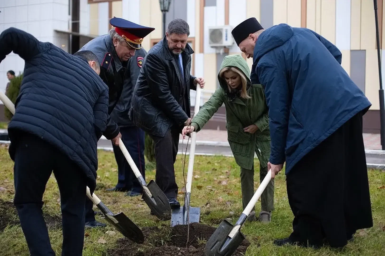 В Новопавловске благочинный участвовал в высадке деревьев