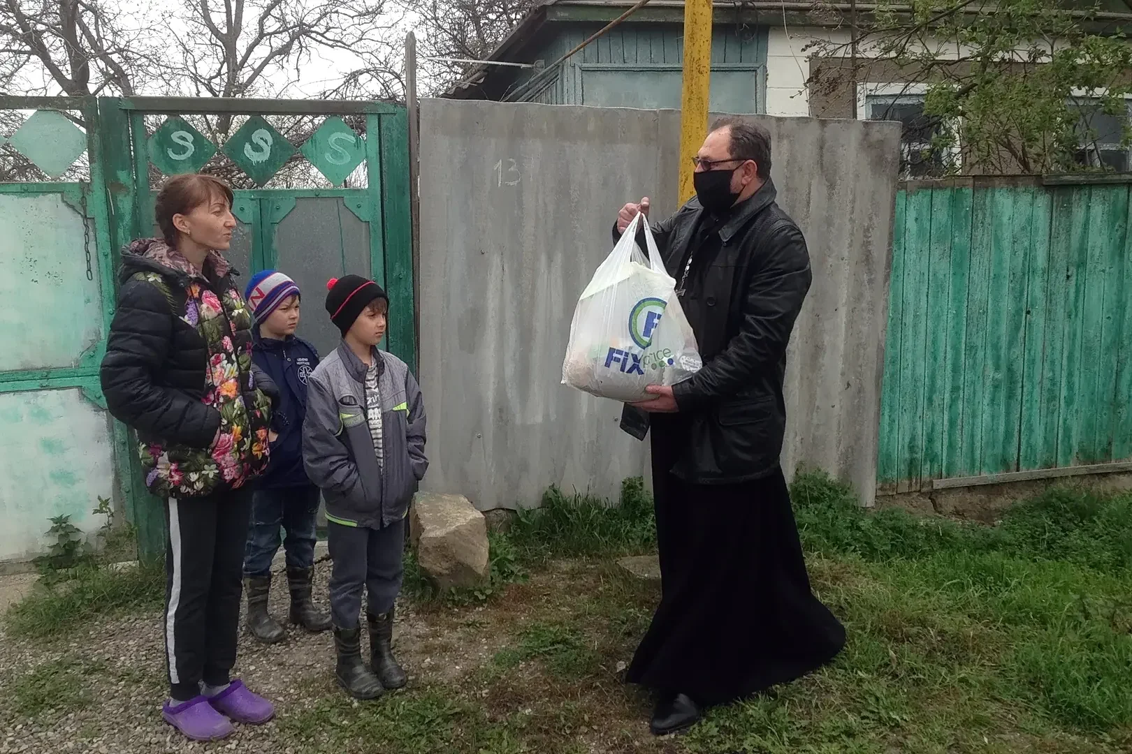 Настоятель сельского храма передал помощь многодетным семьям