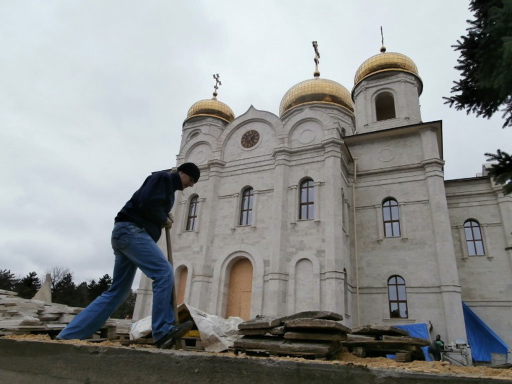 Восстановление храмов. Люди восстанавливают храм. Спасский собор Пятигорск люди на фоне храма. Лановой восстановление храма. Церковь симиода гимиприода.