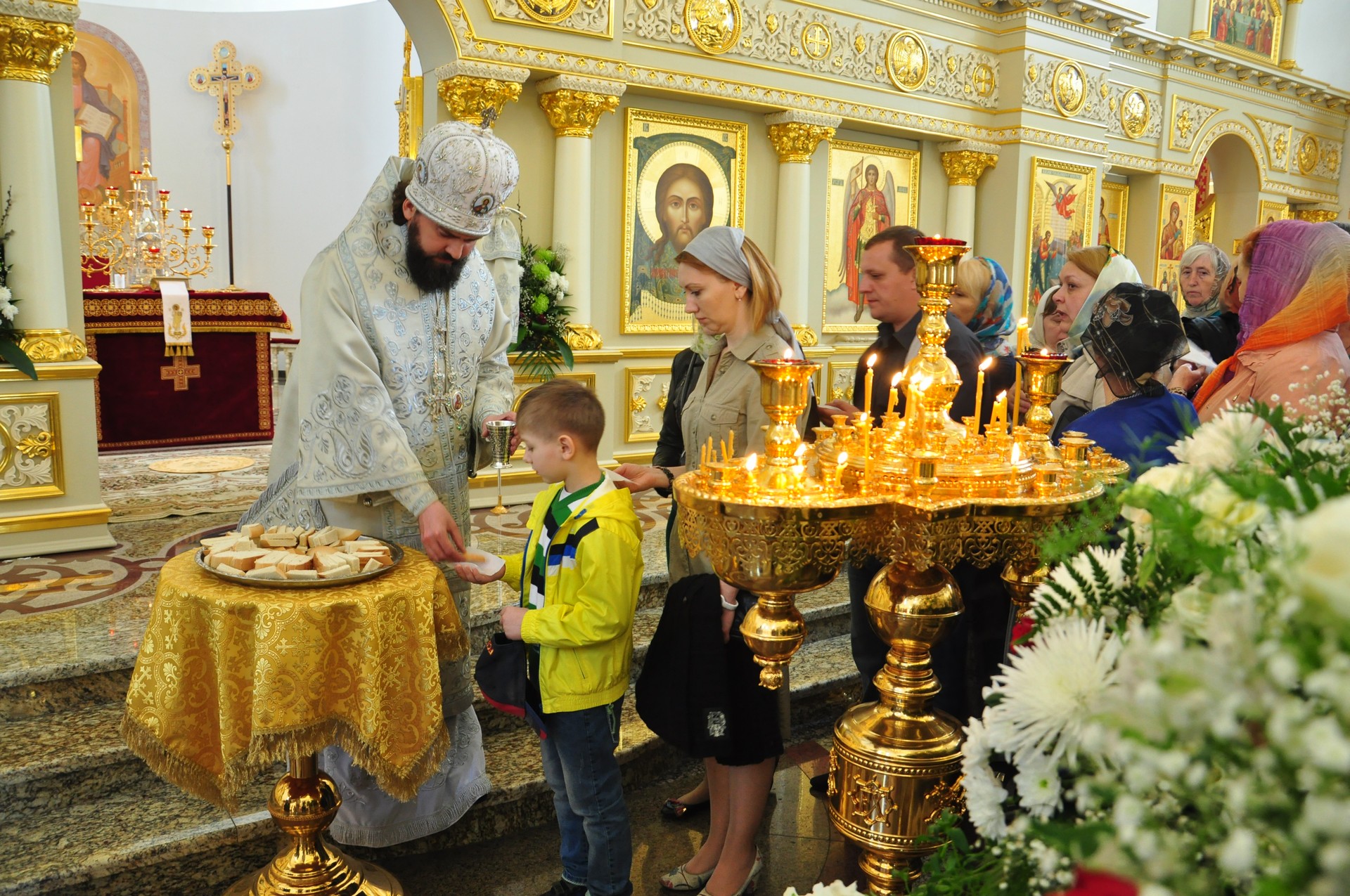 Православный пасхальный пост. Пасха и Великий пост. Литургия Великой субботы. Предпасхальный пост. Дети на литургии великим постом.