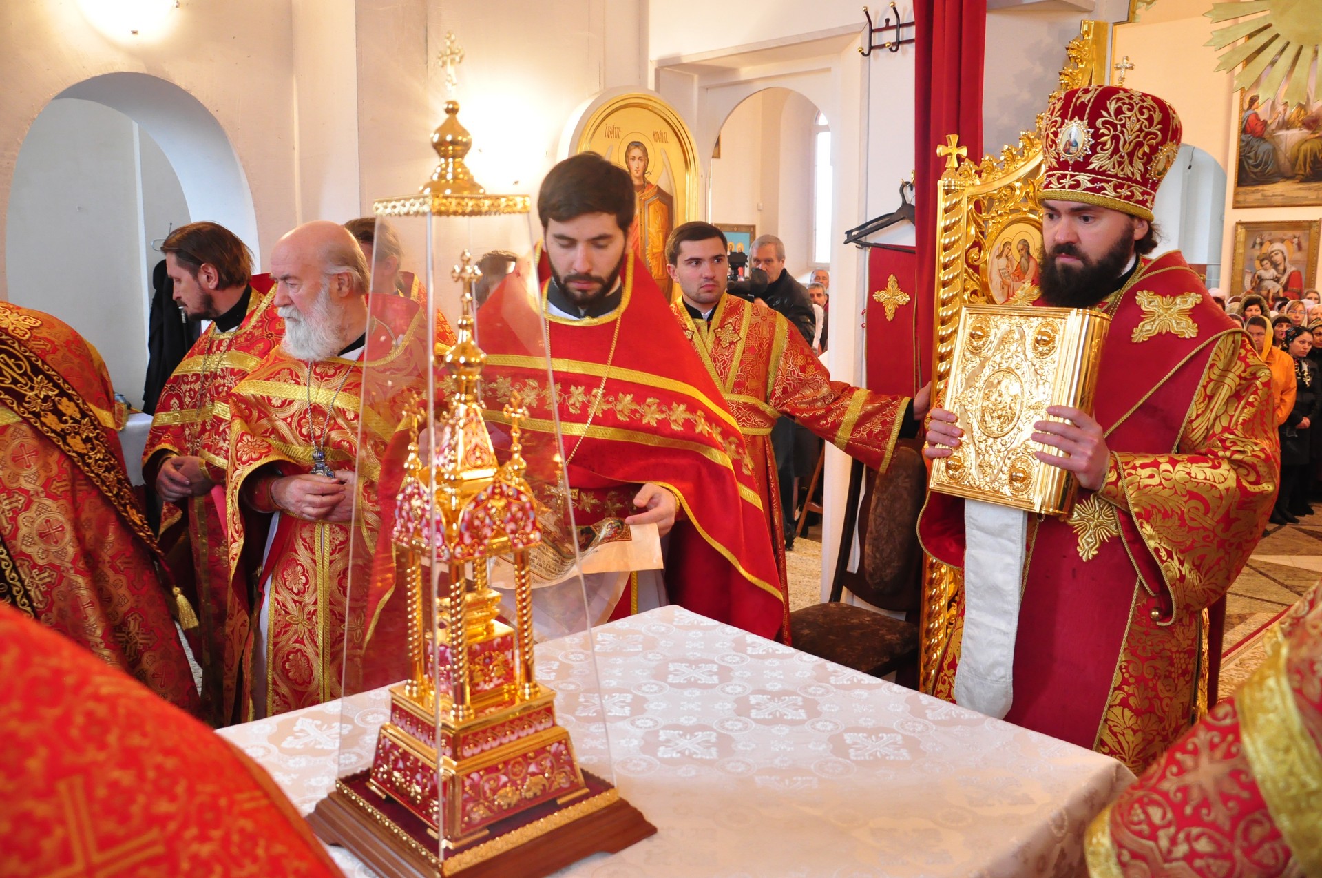 Сайт иверского храма. Храм Иверской иконы поселок змейка. Архиерей Чехов.