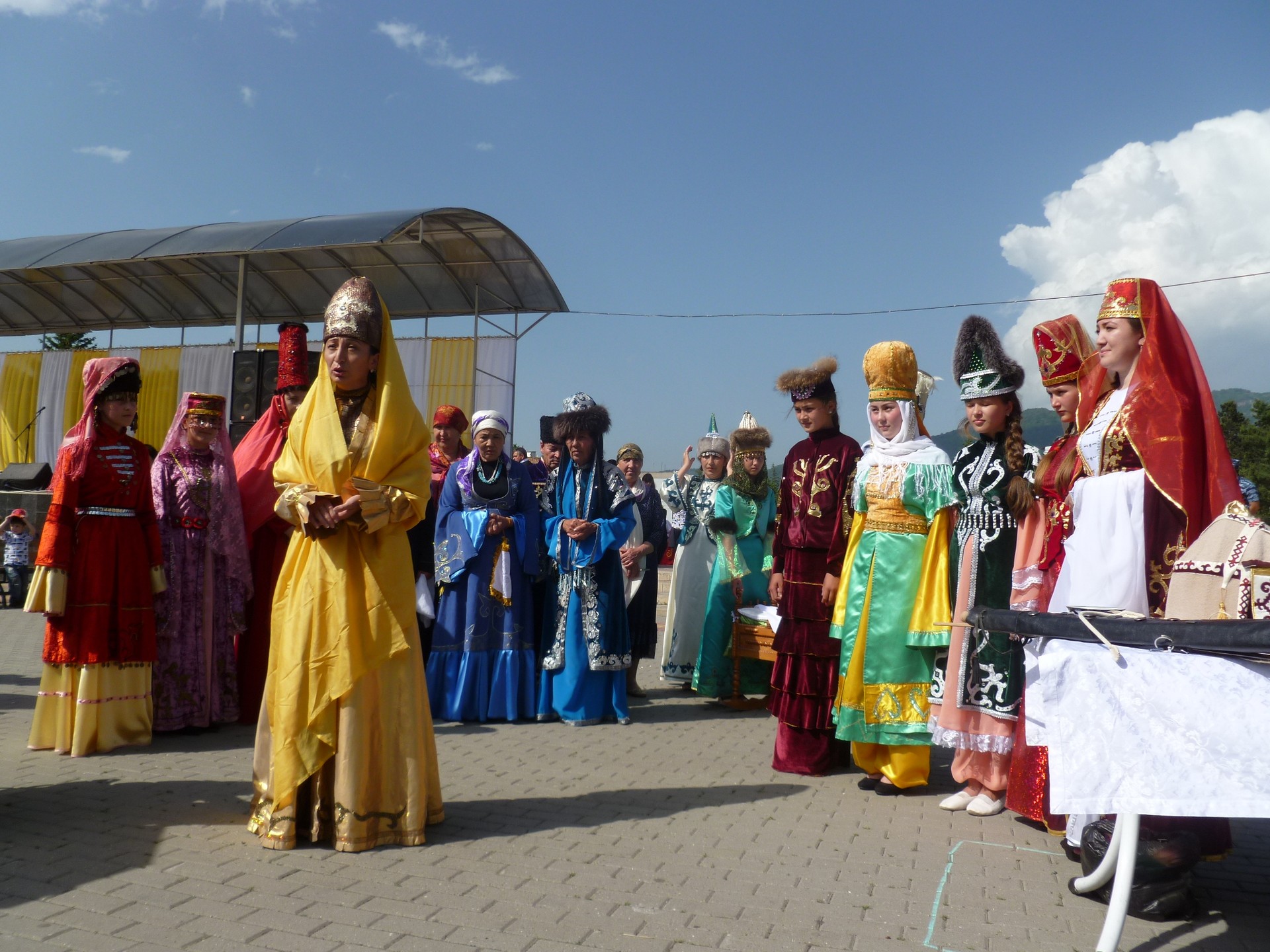 Карачаево черкесская республика люди. Карачаево-Черкесия народ. Карачаево-Черкесия нация. Карачаево-Черкесская Республика фестиваль.