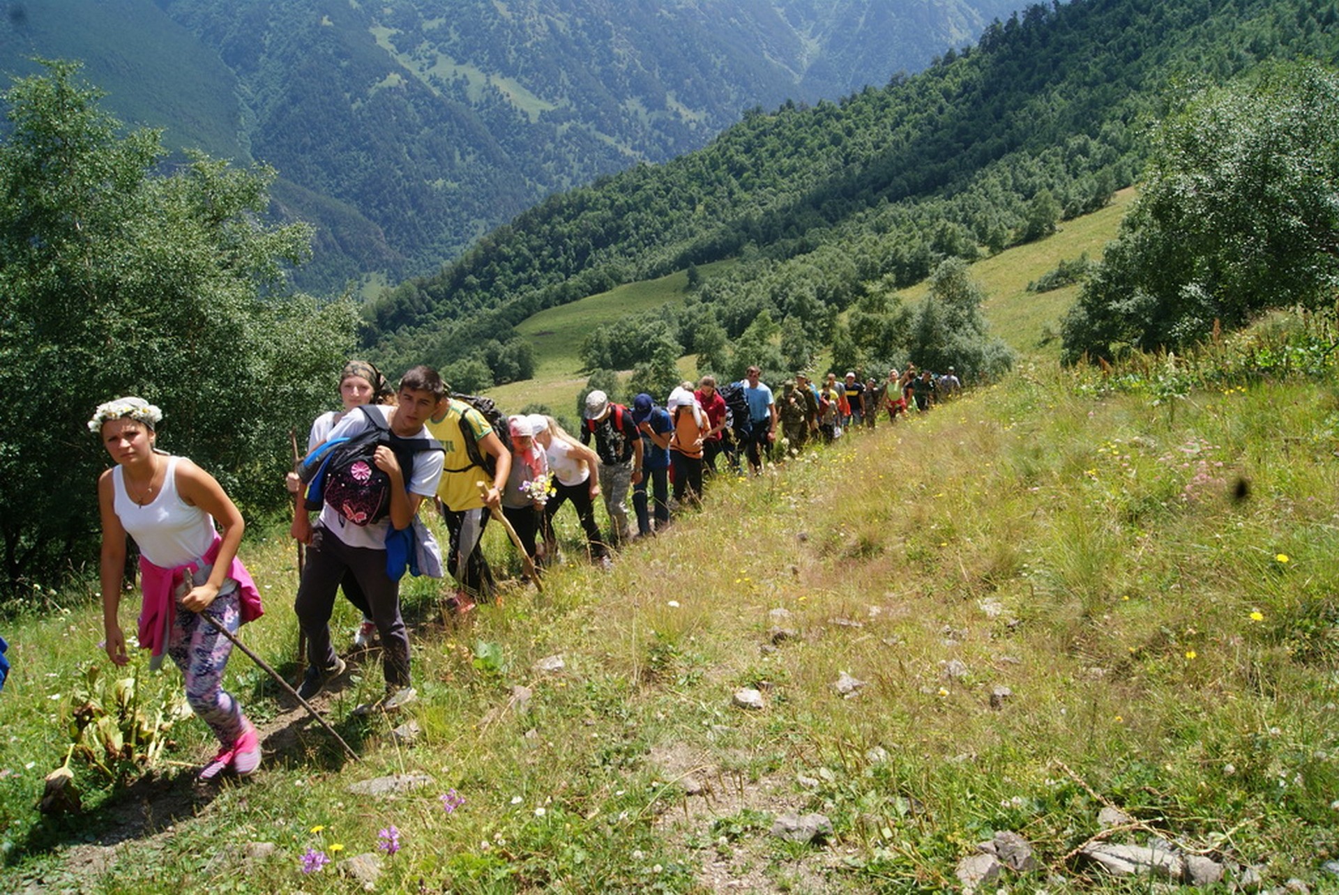 палатка в горах. уллу-тау альплагерь 2021. восхождение на эльбрус с востока. базовый лагерь катманду. лагерь туристов расположен у подножья горы.