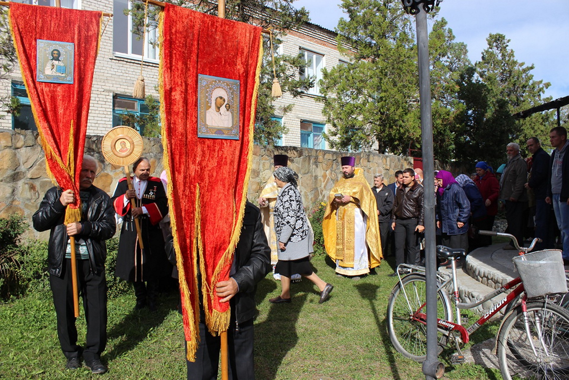 Погода в курджиново. Урупский район село Курджиново. Храм Святого Тихона Курджиново. Курджиново Карачаево-Черкесия храм Кришны. Село Курджиново Карачаево Черкесия кришнаиты.